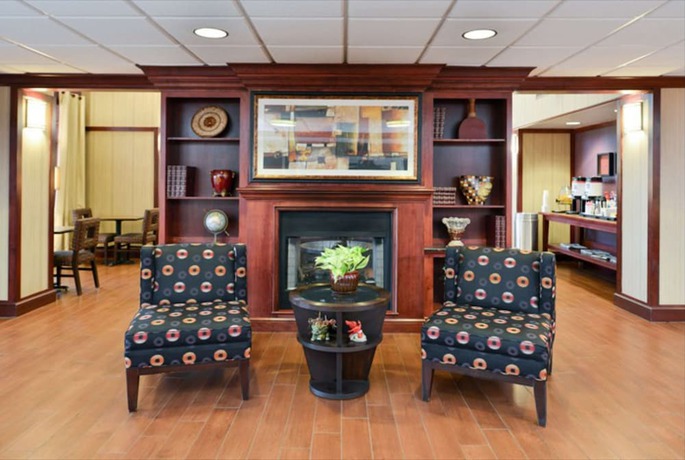 Imagen de los interiores del Hotel Hampton Inn And Suites Richmond, In. Foto 17