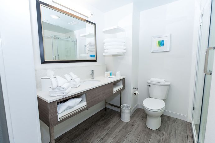 Imagen de la habitación del Hotel Hampton Inn And Suites Syracuse North Airport Area. Foto 16