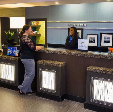 Imagen de los interiores del Hotel Hampton Inn And Suites Tulsa/central. Foto 16
