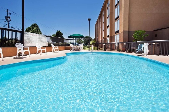 Imagen de la piscina del Hotel Hampton Inn Athens, Georgia. Foto 15