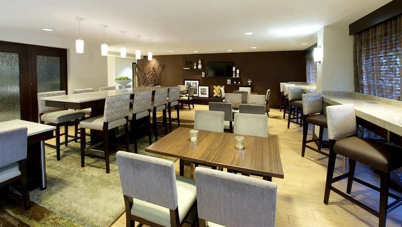 Imagen del bar/restaurante del Hotel Hampton Inn Atlanta-mall Of Georgia. Foto 5