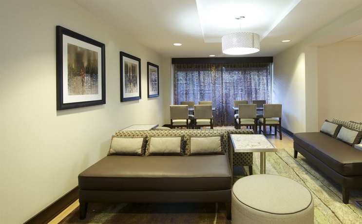 Imagen de los interiores del Hotel Hampton Inn Atlanta-mall Of Georgia. Foto 15