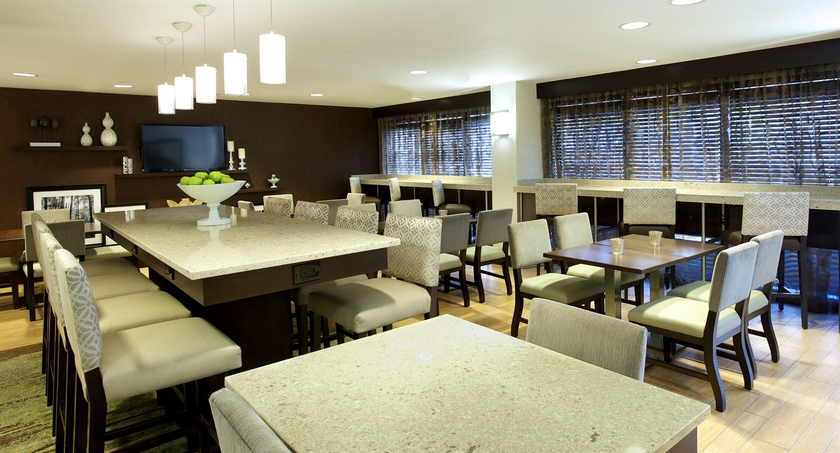 Imagen del bar/restaurante del Hotel Hampton Inn Atlanta-mall Of Georgia. Foto 6