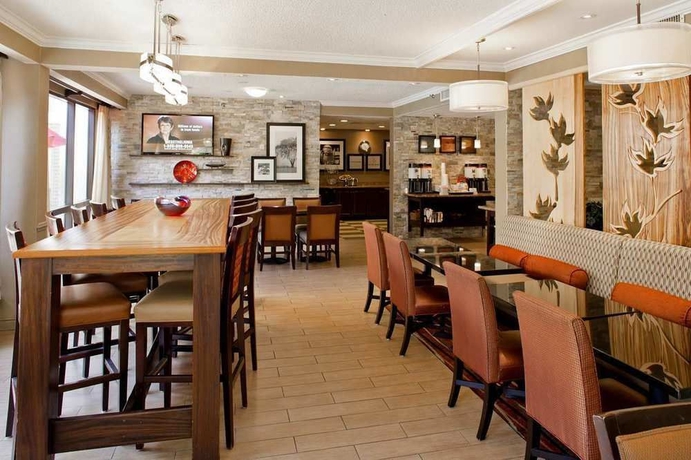 Imagen del bar/restaurante del Hotel Hampton Inn Atlanta-northlake. Foto 1