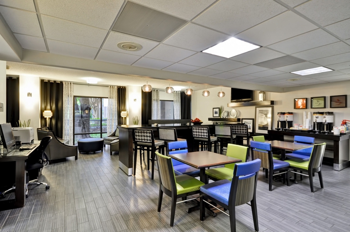 Imagen del bar/restaurante del Hotel Hampton Inn Austin North @ I - 35 and Hwy 183. Foto 3