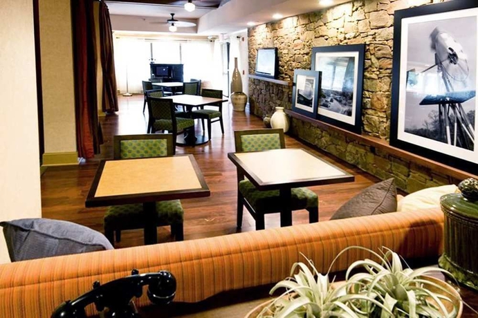 Imagen del bar/restaurante del Hotel Hampton Inn Austin Nw Near The Domain. Foto 3