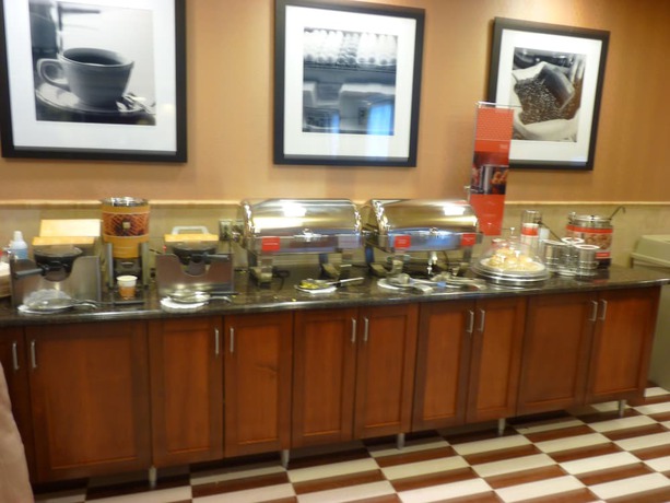 Imagen del bar/restaurante del Hotel Hampton Inn Baltimore/owings Mills. Foto 3