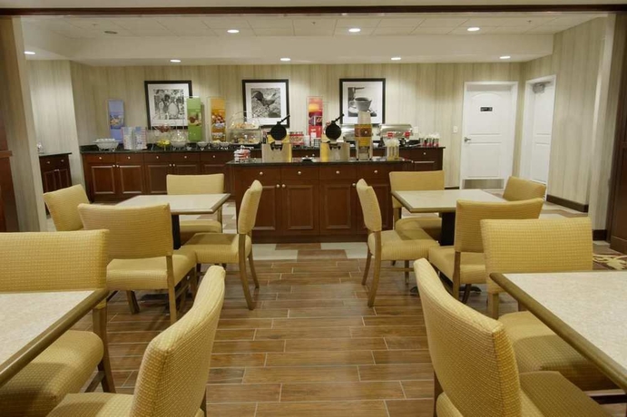 Imagen del bar/restaurante del Hotel Hampton Inn Bangor. Foto 4