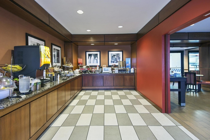 Imagen del bar/restaurante del Hotel Hampton Inn Batavia. Foto 2