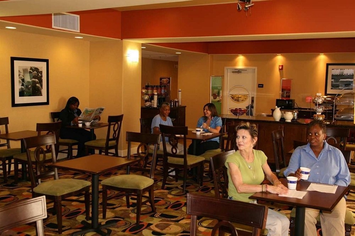 Imagen del bar/restaurante del Hotel Hampton Inn Baton Rouge - Denham Springs. Foto 2