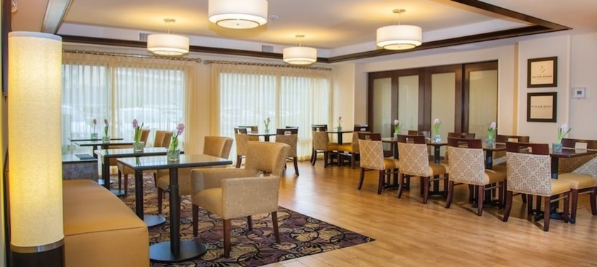 Imagen del bar/restaurante del Hotel Hampton Inn Baton Rouge - I-10 and College Dr.. Foto 3