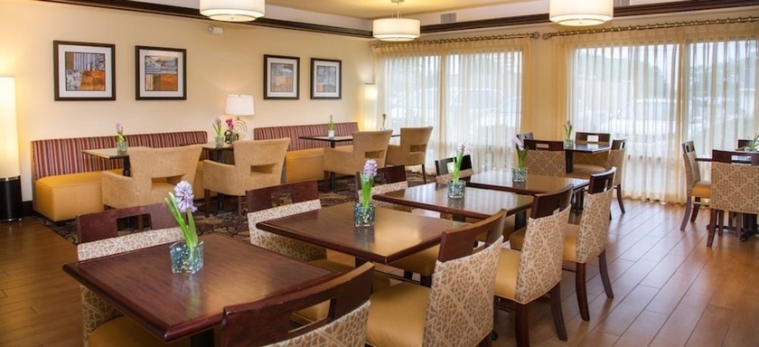 Imagen del bar/restaurante del Hotel Hampton Inn Baton Rouge - I-10 and College Dr.. Foto 4