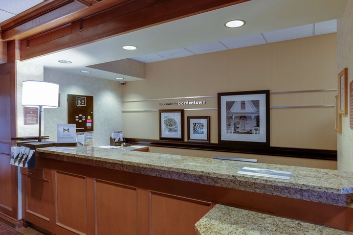 Imagen de los interiores del Hotel Hampton Inn Bordentown. Foto 18