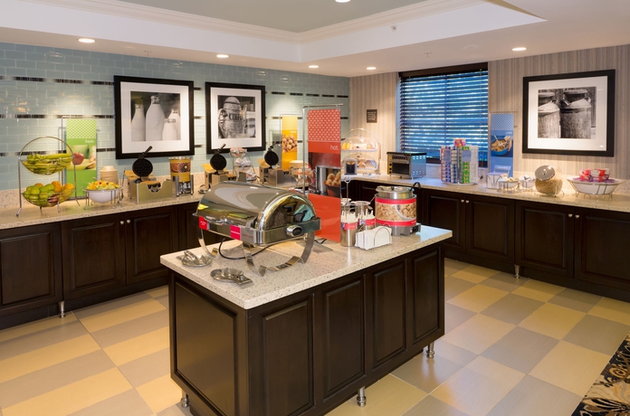 Imagen del bar/restaurante del Hotel Hampton Inn Boston Bedford Burlington. Foto 2