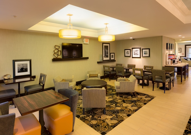 Imagen del bar/restaurante del Hotel Hampton Inn Boston Bedford Burlington. Foto 3