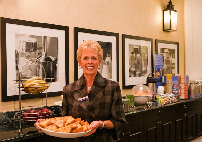 Imagen del bar/restaurante del Hotel Hampton Inn Boston Natick. Foto 4