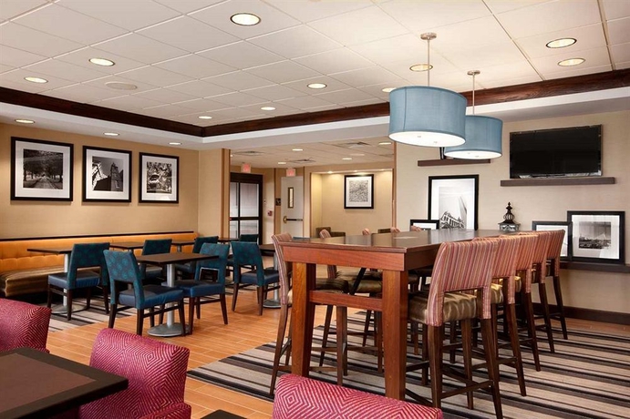 Imagen del bar/restaurante del Hotel Hampton Inn Boston/braintree. Foto 4