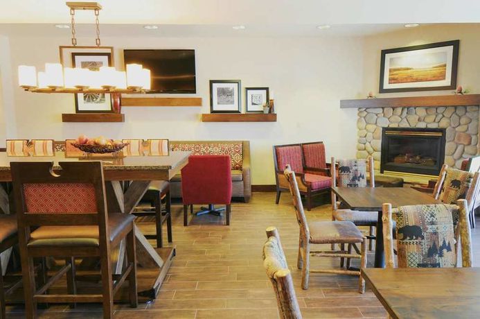 Imagen del bar/restaurante del Hotel Hampton Inn Bozeman. Foto 3