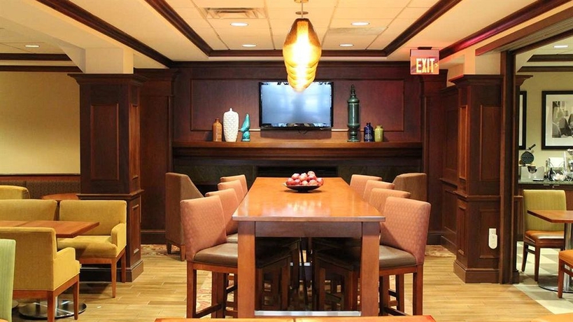 Imagen del bar/restaurante del Hotel Hampton Inn Brookhaven Long Island. Foto 3