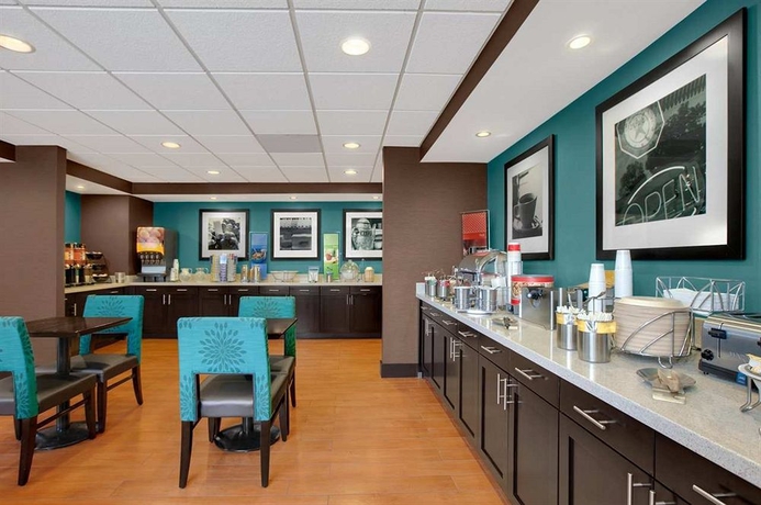 Imagen del bar/restaurante del Hotel Hampton Inn By Hilton Chicago-midway Airport. Foto 3