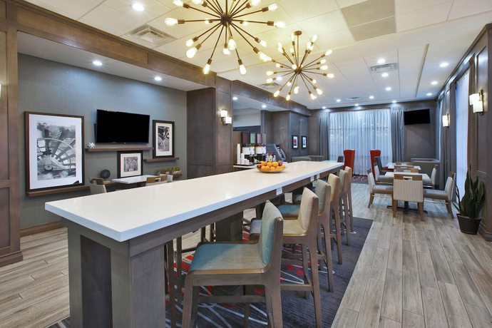 Imagen de los interiores del Hotel Hampton Inn By Hilton Detroit Dearborn. Foto 17
