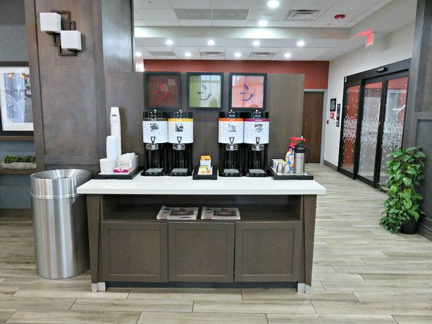 Imagen del bar/restaurante del Hotel Hampton Inn By Hilton Detroit Dearborn. Foto 2