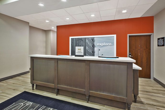 Imagen de los interiores del Hotel Hampton Inn By Hilton Detroit Dearborn. Foto 20
