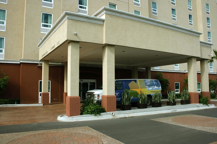 Imagen de los exteriores del Hotel Hampton Inn By Hilton Guadalajara-aeropuerto. Foto 4