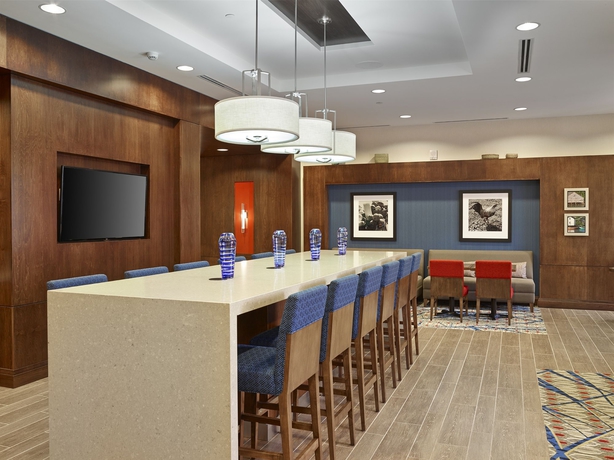 Imagen del bar/restaurante del Hotel Hampton Inn By Hilton Halifax Downtown. Foto 3