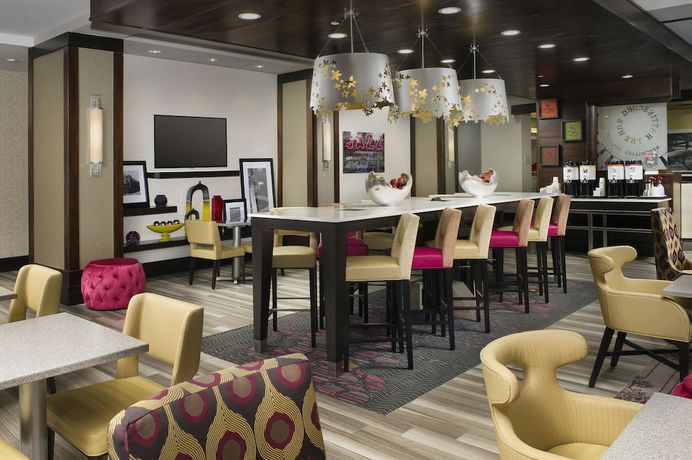 Imagen del bar/restaurante del Hotel Hampton Inn By Hilton Hattiesburg. Foto 2