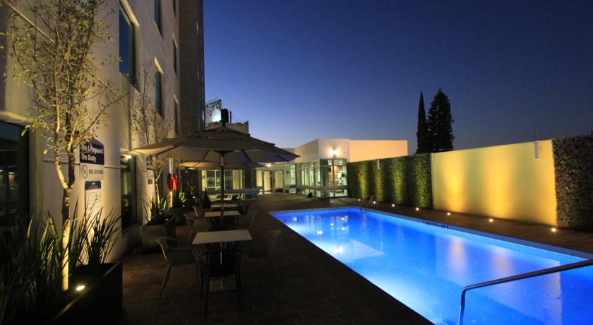 Imagen de la piscina del Hotel Hampton Inn By Hilton Leon Guanajuato. Foto 8