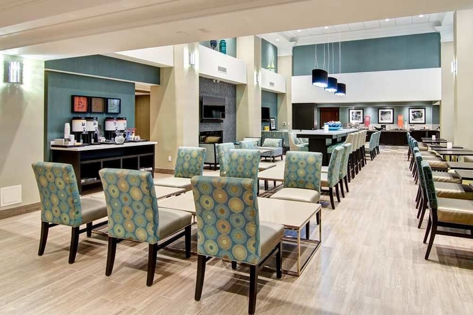 Imagen del bar/restaurante del Hotel Hampton Inn By Hilton London. Foto 2