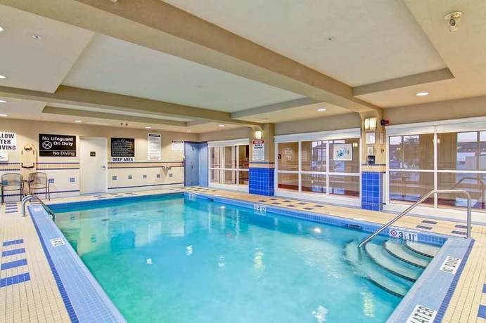 Imagen de la piscina del Hotel Hampton Inn By Hilton London. Foto 15