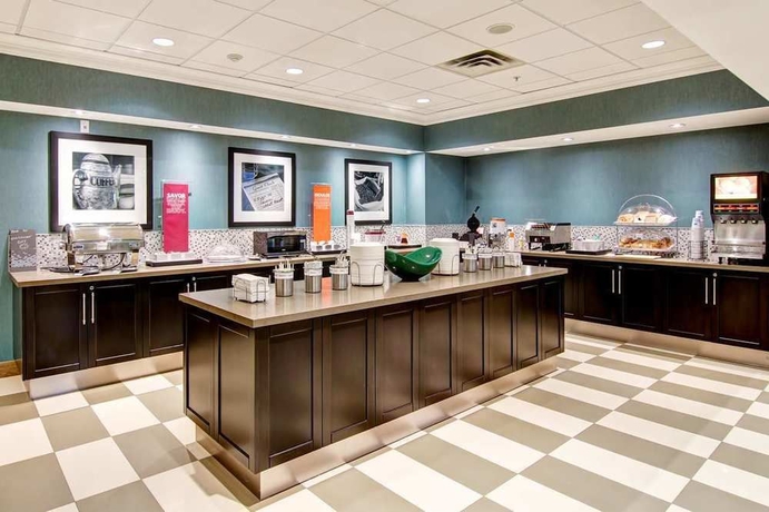 Imagen del bar/restaurante del Hotel Hampton Inn By Hilton London. Foto 3