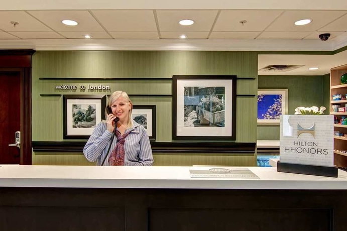 Imagen de los interiores del Hotel Hampton Inn By Hilton London. Foto 11