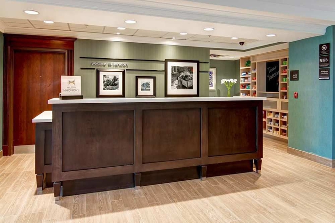 Imagen de los interiores del Hotel Hampton Inn By Hilton London. Foto 12