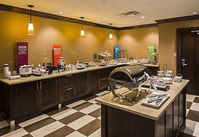 Imagen del bar/restaurante del Hotel Hampton Inn By Hilton Ottawa Airport, On, Cn. Foto 3