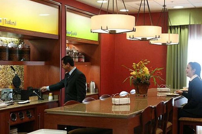 Imagen del bar/restaurante del Hotel Hampton Inn By Hilton Queretaro Tecnologico. Foto 5