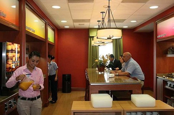 Imagen del bar/restaurante del Hotel Hampton Inn By Hilton Queretaro Tecnologico. Foto 6