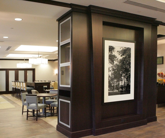 Imagen del bar/restaurante del Hotel Hampton Inn By Hilton Toronto Airport Corporate Centre. Foto 4