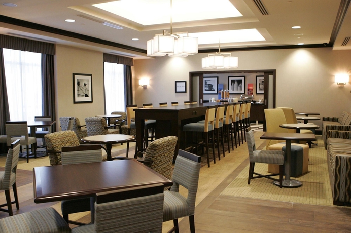 Imagen del bar/restaurante del Hotel Hampton Inn By Hilton Toronto Airport Corporate Centre. Foto 5