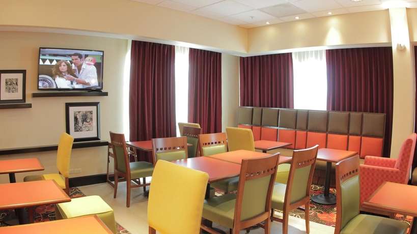 Imagen del bar/restaurante del Hotel Hampton Inn By Hilton Torreon-airport Galerias. Foto 1