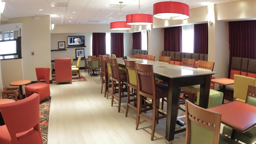 Imagen del bar/restaurante del Hotel Hampton Inn By Hilton Torreon-airport Galerias. Foto 4