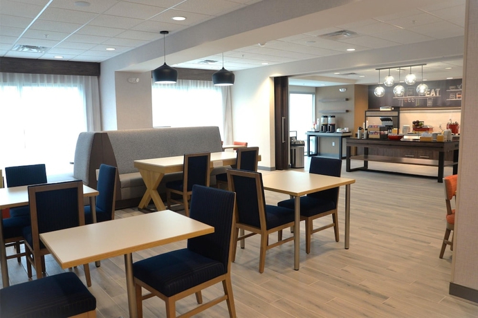 Imagen de los interiores del Hotel Hampton Inn Cabot. Foto 8