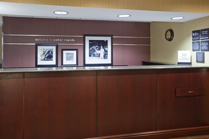 Imagen de los interiores del Hotel Hampton Inn - Cedar Rapids. Foto 12