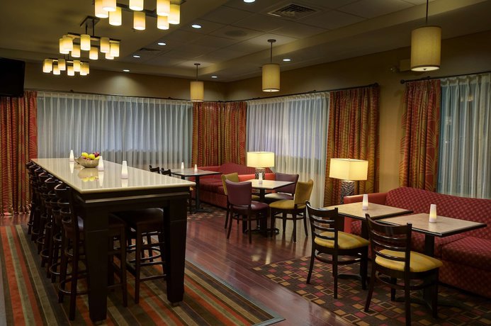 Imagen del bar/restaurante del Hotel Hampton Inn Chambersburg. Foto 5