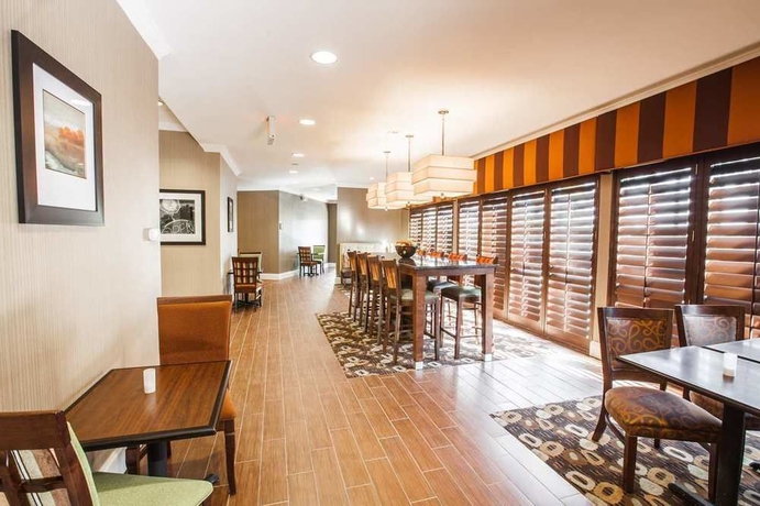 Imagen del bar/restaurante del Hotel Hampton Inn Charleston-north. Foto 3