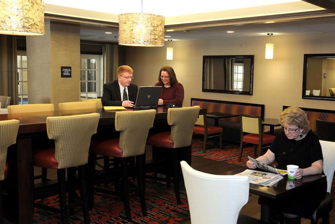 Imagen de los interiores del Hotel Hampton Inn Charleston-southridge. Foto 19