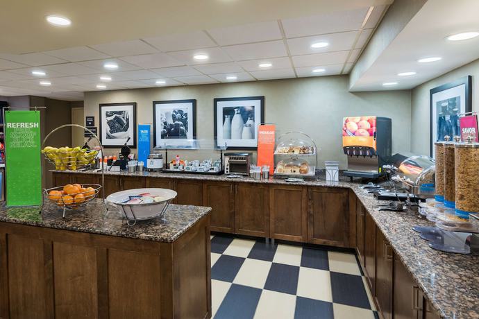 Imagen del bar/restaurante del Hotel Hampton Inn Charlotte - University Place. Foto 3