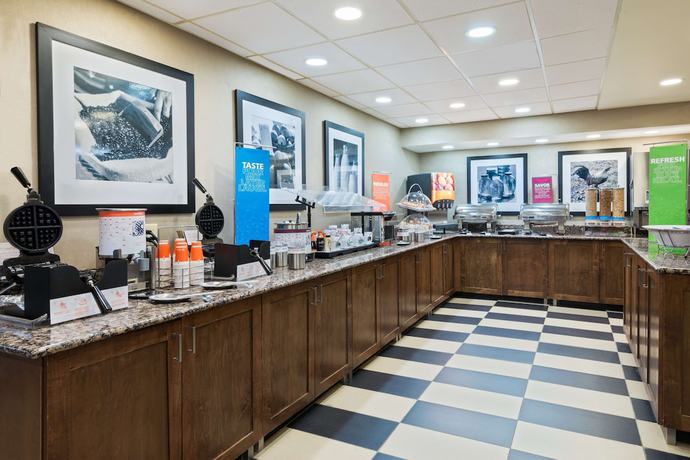 Imagen del bar/restaurante del Hotel Hampton Inn Charlotte - University Place. Foto 4